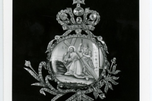 MEDALLION WITH CHRIST CARRYING THE CROSS