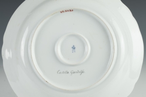 ROUND DISH WITH COVER FROM THE CABINET SERVICE
