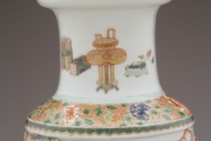 ROULEAU VASE WITH SCENE FROM THE ROMANCE OF THREE KINGDOMS