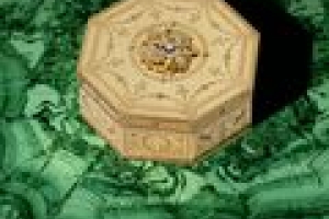 OCTAGONAL BOX WITH DOUBLE-HEADED EAGLE