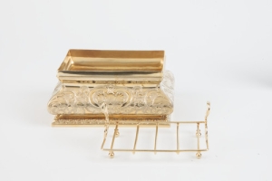 SOAP BOX WITH COVER AND WIRE LINER FROM A DRESSING TABLE SET