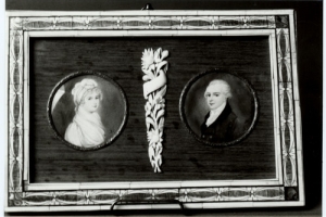 FRAME WITH TWO MINIATURES