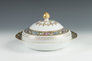 ROUND DISH WITH COVER FROM THE CABINET SERVICE