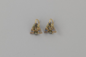 PAIR OF EARRINGS FROM A SUITE OF JEWELRY