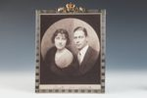 FRAME WITH PHOTOGRAPH OF THE DUKE AND DUCHESS OF YORK (PRINCE ALBERT AND ELIZABETH BOWES-LYON)