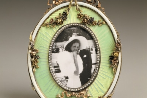 FRAME WITH A PHOTOGRAPH OF AN UNIDENTIFIED YOUNG LADY