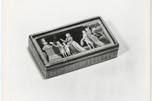 SNUFFBOX WITH A VERRE EGLOMISÉ PANEL OF A FAMILY IN A PARK