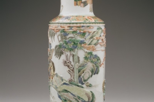 ROULEAU VASE WITH SCENE FROM THE ROMANCE OF THREE KINGDOMS