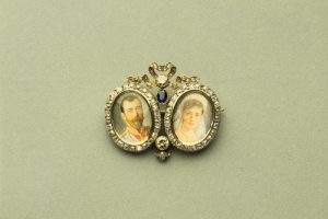 BROOCH WITH MINIATURES OF NICHOLAS II AND ALEXANDRA